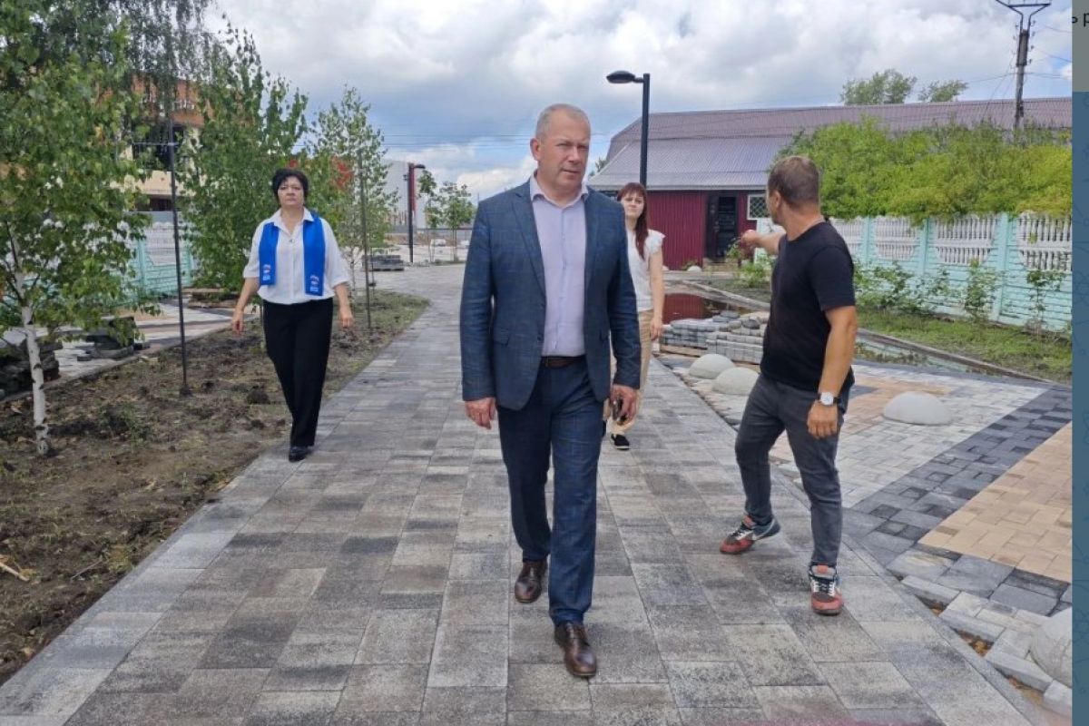 В Зубово-Полянском районе продолжается благоустройство центральной площади в рамках Народной программы "Единой России"