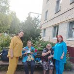 В Октябрьском районе продолжается вручение памятных медалей «Дети войны»