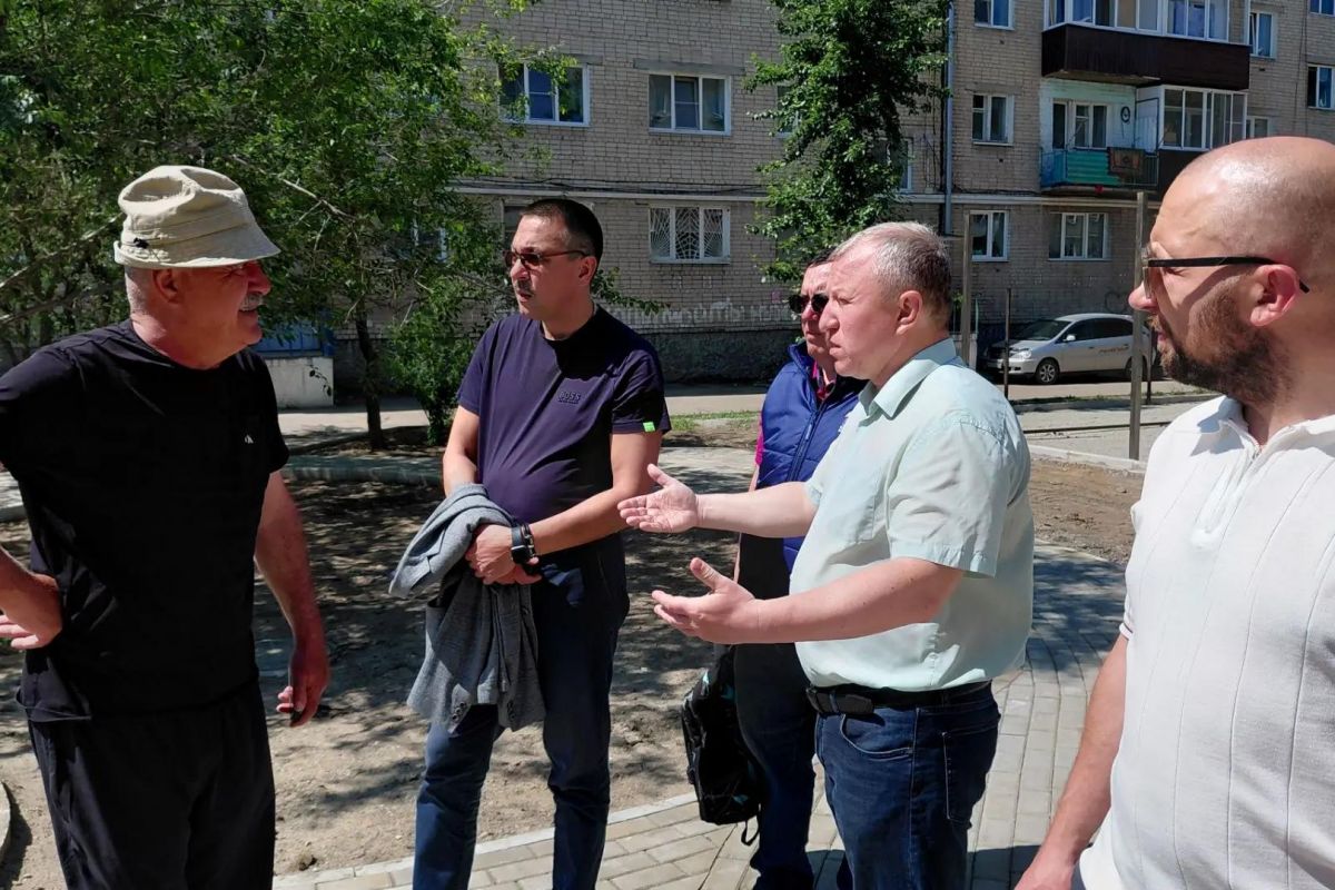 Народная программа «Единой России»: депутаты Думы Читы проверили ход благоустройства двора на улице Ползунова