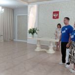 Активисты «Молодой Гвардии» поздравили забайкальских молодоженов с Днем семьи, любви и верности