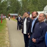 Дмитрий Медведев, Игорь Щёголев, Виталий Королев и Владимир Васильев посещают лагерь имени Ф.М. Охлопкова подо Ржевом