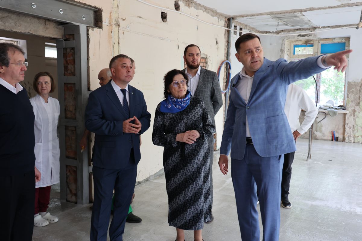 В рамках партийного десанта Римма Утяшева проинспектировала ход капитального ремонта в Республиканском фтизиопульмонологическом центре