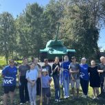 В Белозерске Вологодской области активисты «Единой России» приняли участие в субботнике в Парке Победы