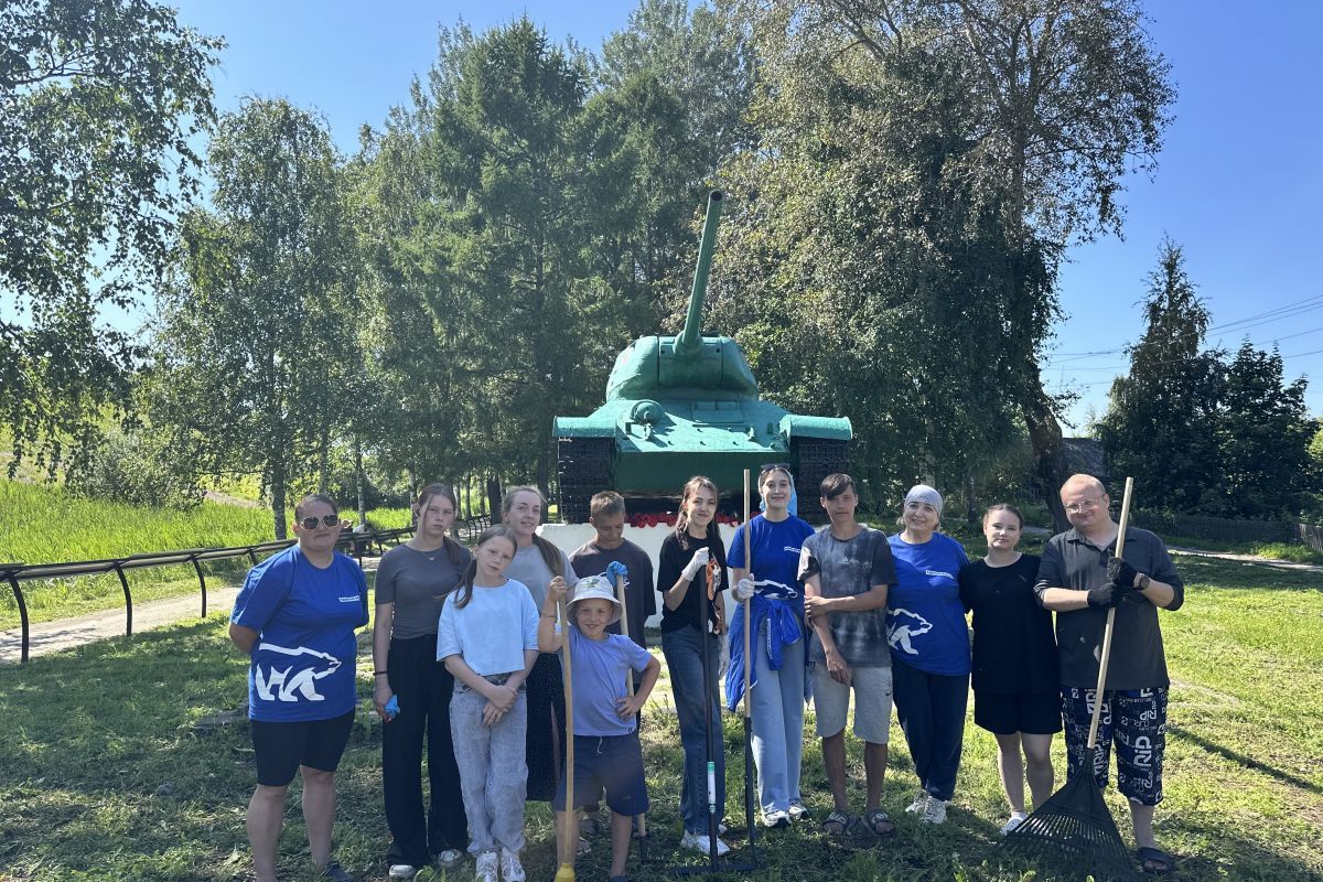В Белозерске Вологодской области активисты «Единой России» приняли участие в субботнике в Парке Победы