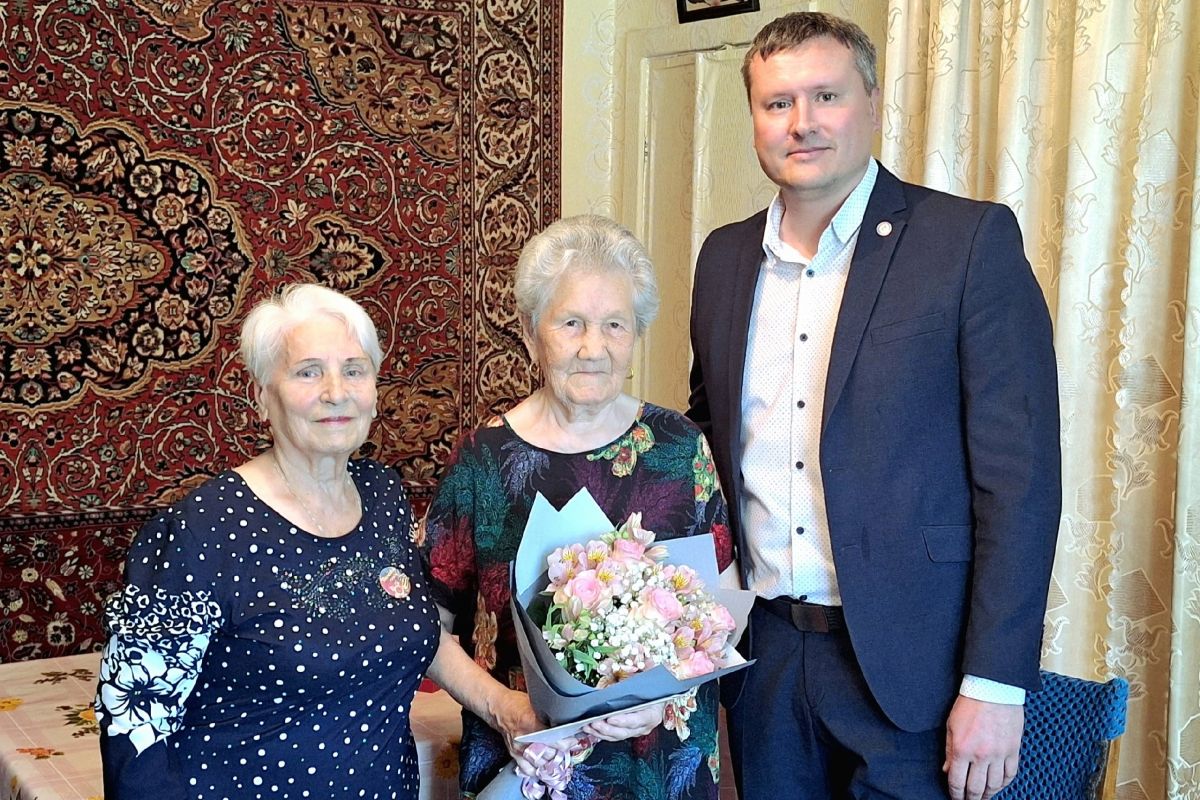«Эстафета добра»: в Трёхгорном поздравили 90-летнюю жительницу с юбилеем