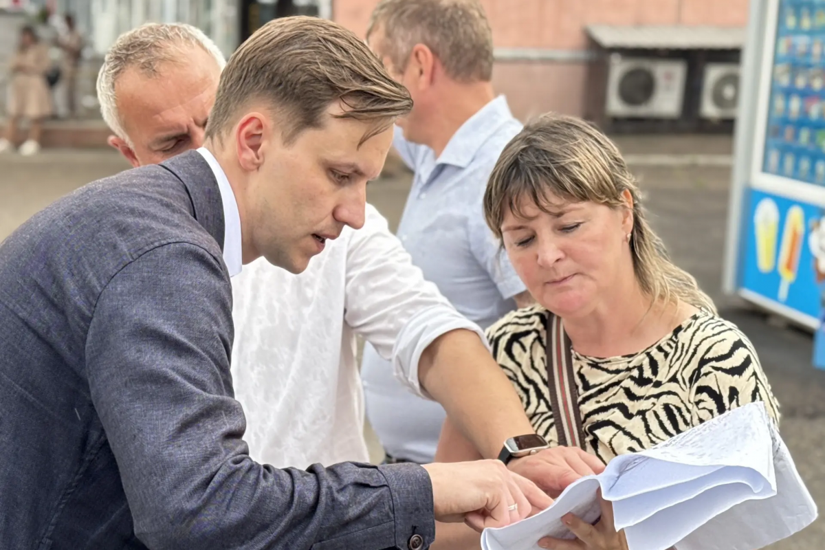 Илья Зайцев с главой Свердловского района Лилией Назмутдиновой провели выездной штаб по благоустройству дороги-дублера