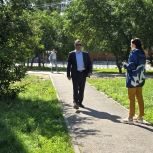 В Октябрьском партдесант проверил качество ремонта тротуара у школы №18