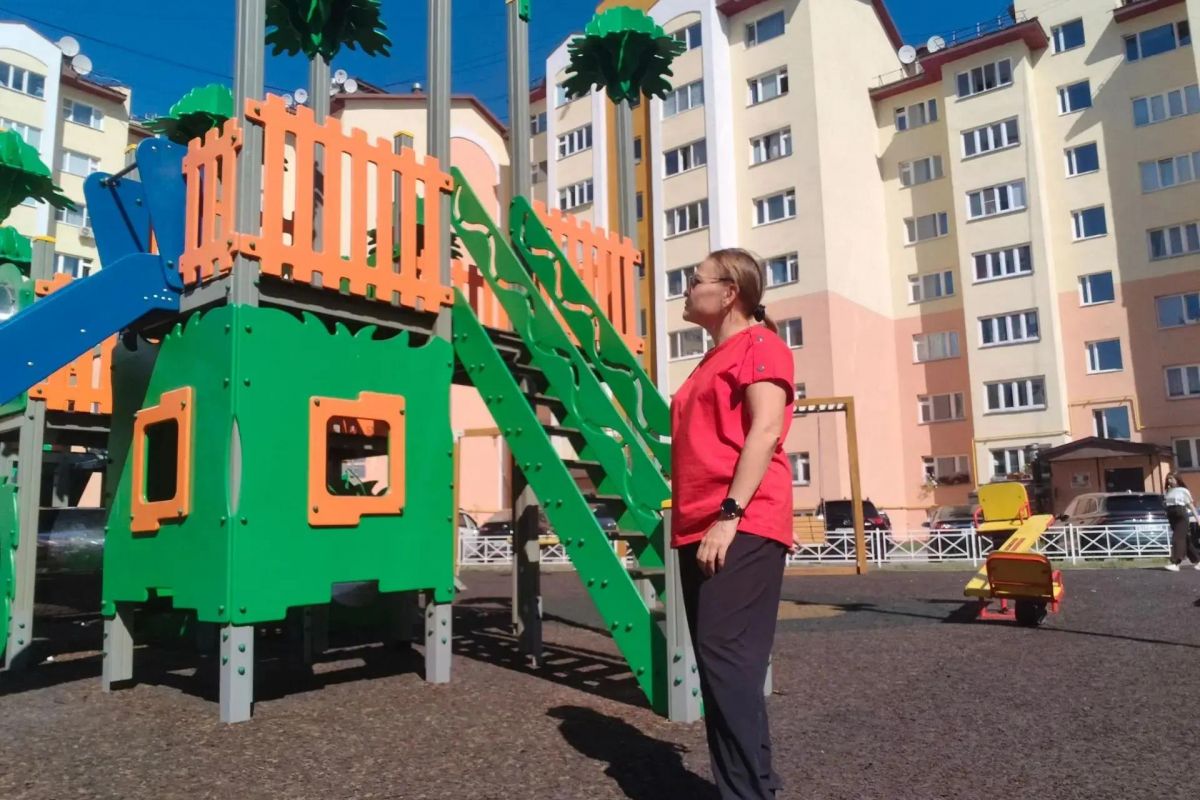 В Новом Уренгое партийцы проверили состояние детских игровых площадок
