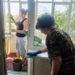 В Ангарске участницы «Женского движения Единой России» провели генеральную уборку квартиры ветерана Великой Отечественной войны