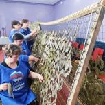 В штабе общественной поддержки «Единой России» собирают маскировочные сети летней расцветки для участников СВО