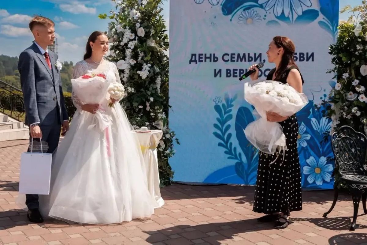 В Кемерове единороссы поздравили студенческие семьи