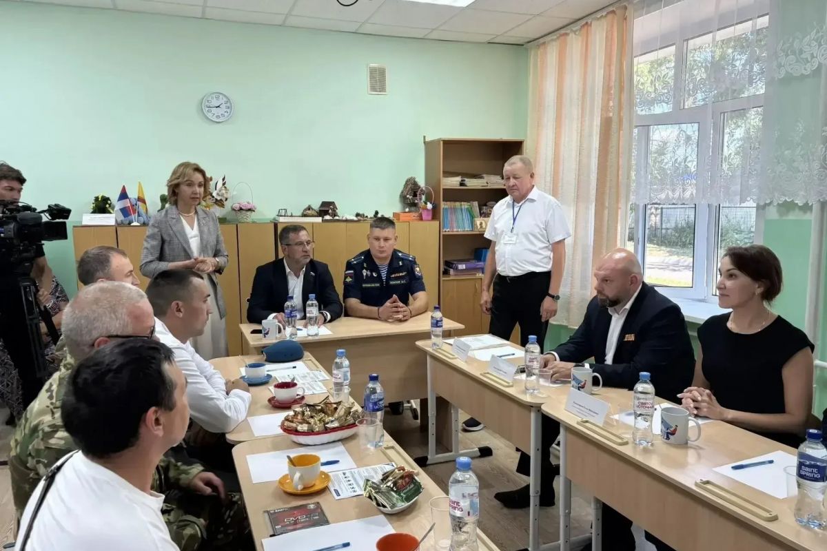 Партийные проекты "Шаг в мирную жизнь" и "Моя карьера с Единой Россией" провели встречу с участниками СВО в Урмарском округе