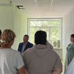 Панков с жителями контролирует капремонт школы в Гагаринском районе