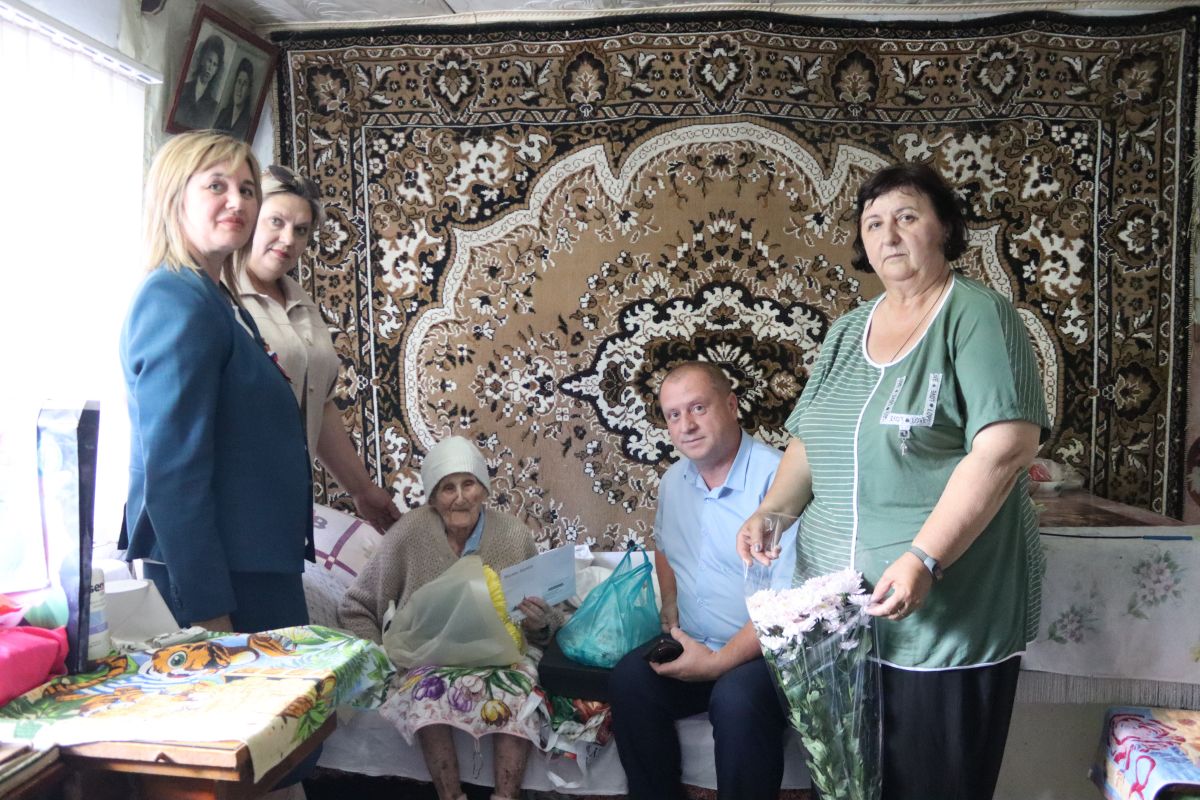 Единороссы Советского округа чествуют долгожителей