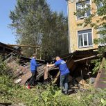 Златоустовские партийцы убрали аварийную постройку в районе старого города