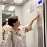 Елена Быкова проверила качество новых лифтов в Череповце