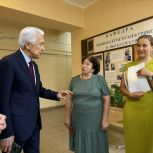 Владимир Васильев передал новую технику областной станции переливания крови и саженцы дуба для высадки на территории тверского вуза