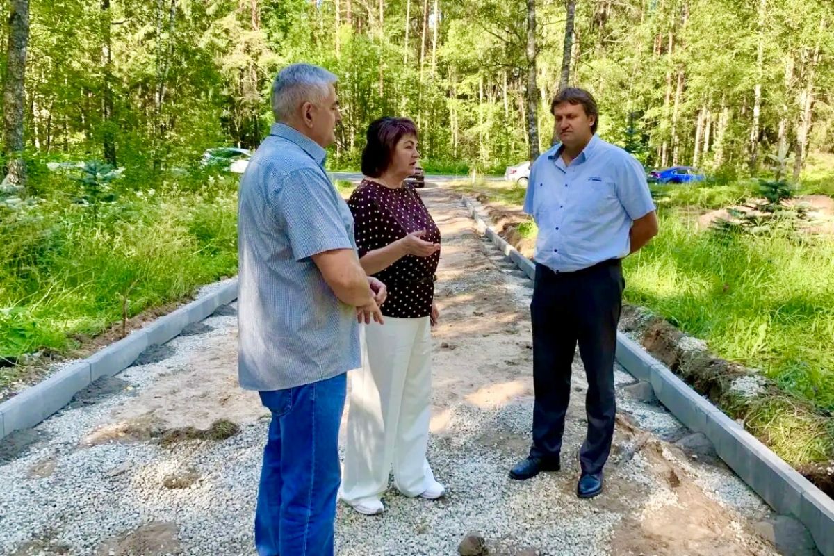 В урочище Лочкино Псковского округа продолжается капитальный ремонт мемориала советским воинам