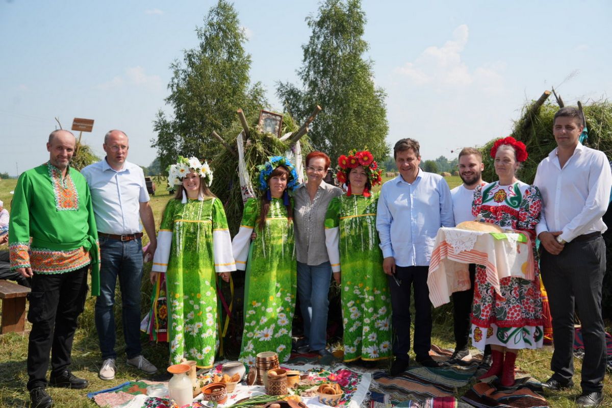В Томском районе прошёл VIII фестиваль сенокоса «Всякий, кто дорос, — спеши на сенокос!»