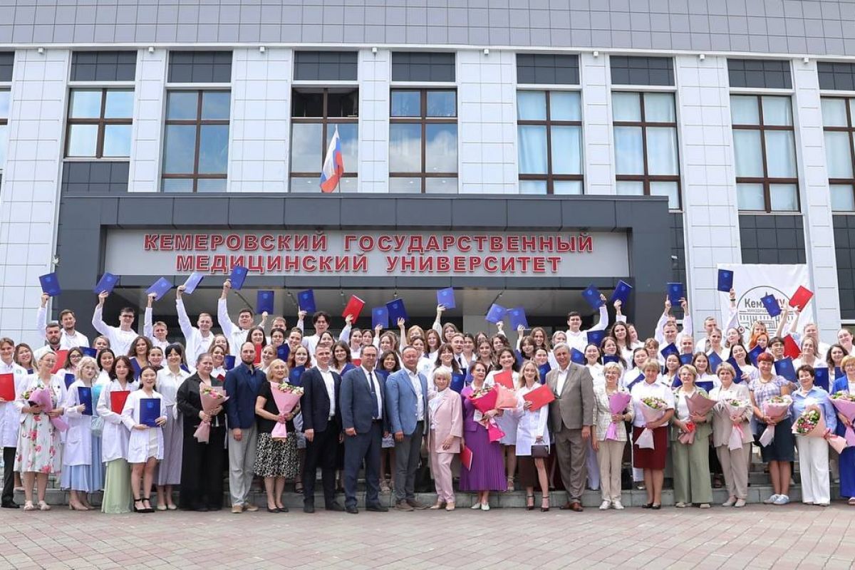 Депутат Госдумы поздравила кузбасских выпускников-медиков