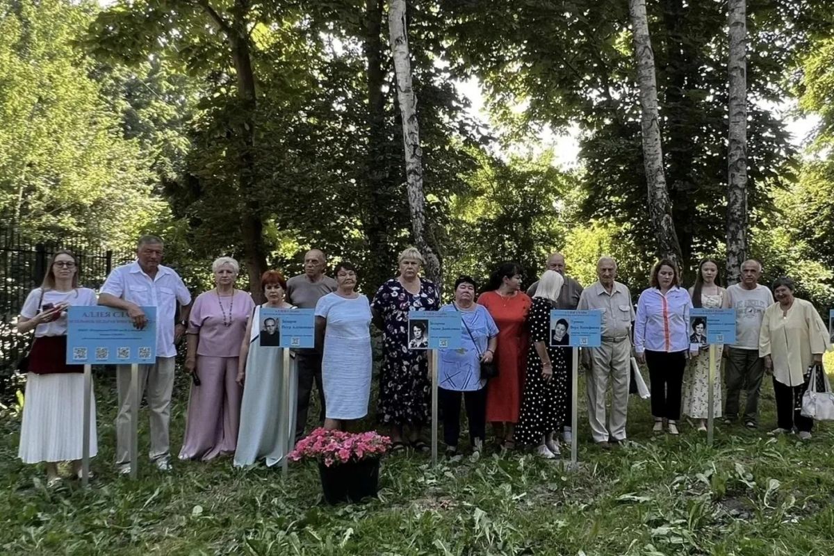 В школе пос. Петрово к 80-летию Калининградской области торжественно открыли Аллею славы