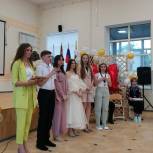 Депутат Саркис Гогорян поздравил учеников школы в Аксайском районе с выпускным