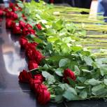 В Грозном к Вечному огню возложили цветы в память о жертвах Великой Отечественной войны