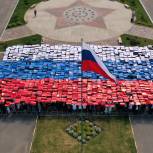 В Нижнем Новгороде более 1200 человек создали масштабное изображение российского флага
