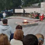 В Кусе зажгли свечи и возложили цветы в честь Дня памяти и скорби
