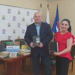 В Нарьян-Маре сторонники «Единой России» передали книги в центр «Точка роста» школы №1