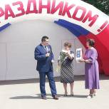 На дне деревни Алфимово Андрей Голубев вручил культработникам акустическую систему