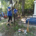 В Верхнем Уфалее активисты благоустроили Братскую могилу, расположенную на территории городского кладбища