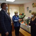 В Мурманске «Единая Россия» поздравила с профессиональным праздником ветеранов здравоохранения