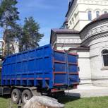 Депутат от «Единой России» помог очистить от мусора территорию вокруг храма