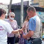 В Оршанском районе активисты и волонтеры раздали ленточки-триколор