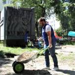 Единороссы провели уборку у монумента «Комсомольцам-участникам Великой Отечественной войны»