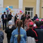Единороссы поздравили юных жителей Краснооктябрьского района