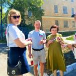 В День России активисты вручали землякам ленты-триколор