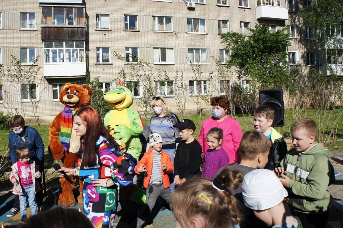 В Смоленске во дворе дома организовали большой праздник для детей