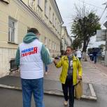 Тульские молодогвардейцы раздали ленты триколора в преддверии Дня России
