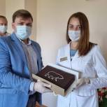 В профессиональный праздник единороссы передали медикам юга Москвы более ста тортов