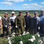 В Илишевском районе партийцы облагородили могилы ветеранов