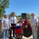 Алексей Чернов возложил цветы к воинским мемориалам