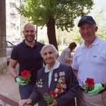 Партийцы высадили цветы во дворе ветерана в Волгограде