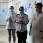 Персонал ковидного госпиталя поздравили с Днем медицинского работника