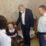 Депутат регионального парламента Петр Соколюк подарил ветерану холодильник