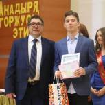 Секретарь Регионального отделения партии поздравил отличников Анадыря