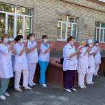 Волонтеры поздравили медиков с профессиональным праздником