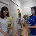 В Ипатово волонтеры «Единой России» поздравили медиков с профессиональным праздником