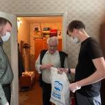 Подарок ветерану вручили молодогвардеец и депутат